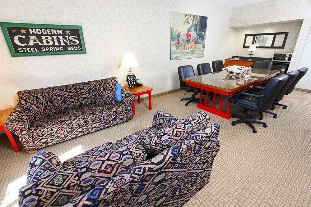 Wildwood Lodge & Suites Clive Εξωτερικό φωτογραφία