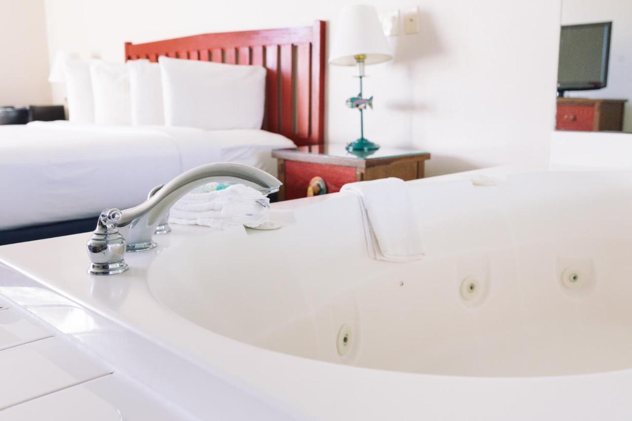 Wildwood Lodge & Suites Clive Εξωτερικό φωτογραφία
